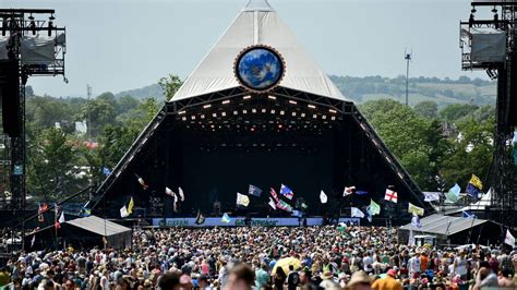  El Glastonbury Glamour desata la locura en Reino Unido: Una noche mágica con el ingenio de Graham Norton