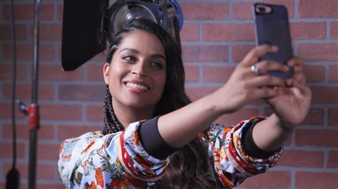 ¡Experimenta la magia de Lilly Singh en The Skit Happens Tour! Una noche llena de risas y talento sin límites