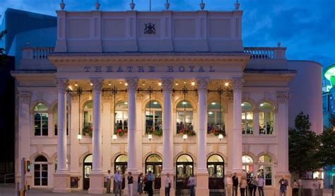 ¡El Concierto de Regalo en el Teatro Real: Una Noche Mágica de Música y Misterios!